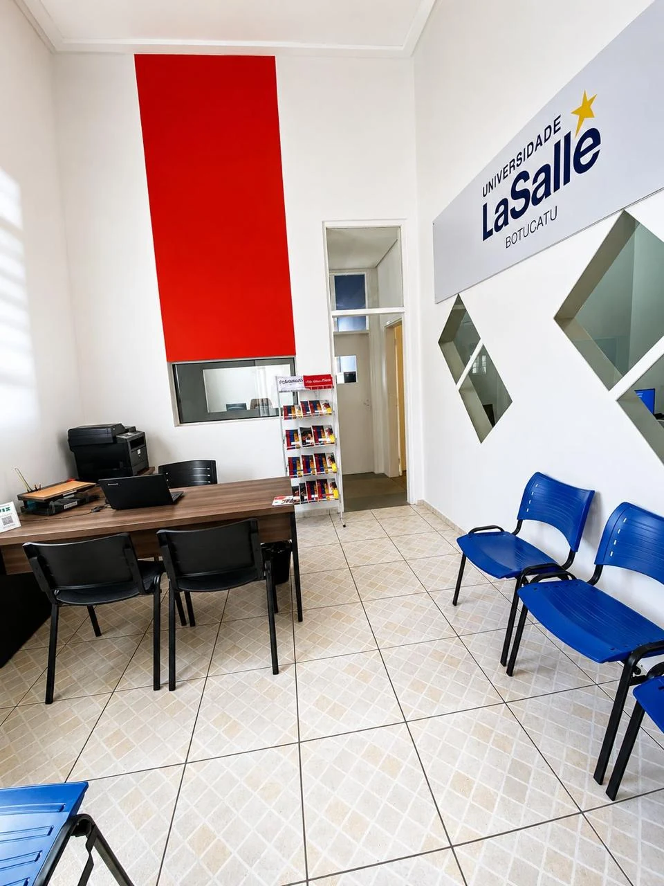 Recepção da escola com mesas e cadeiras